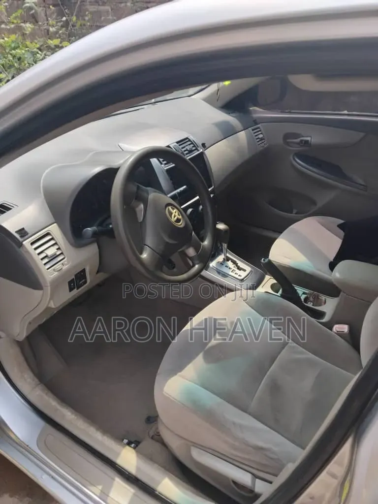Toyota Corolla LE 4dr Sedan (1.8L 4cyl 4A) 2010 Silver