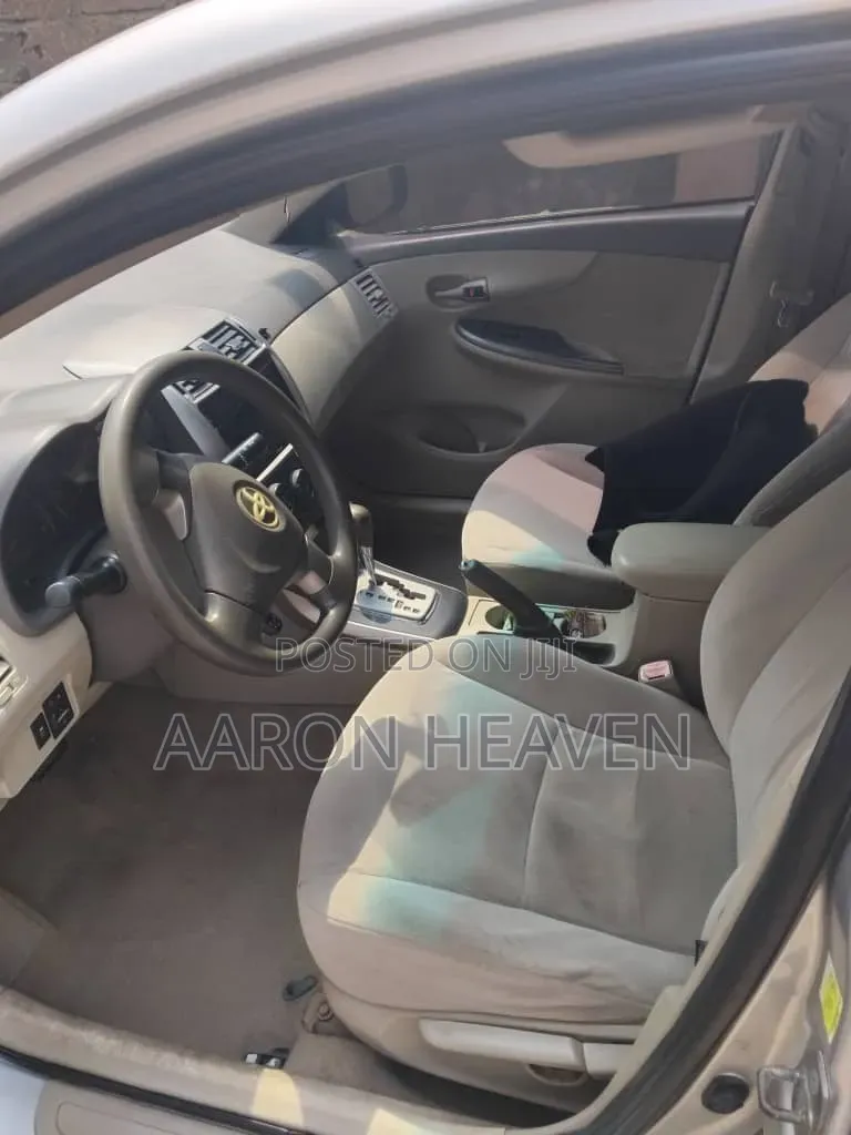 Toyota Corolla LE 4dr Sedan (1.8L 4cyl 4A) 2010 Silver