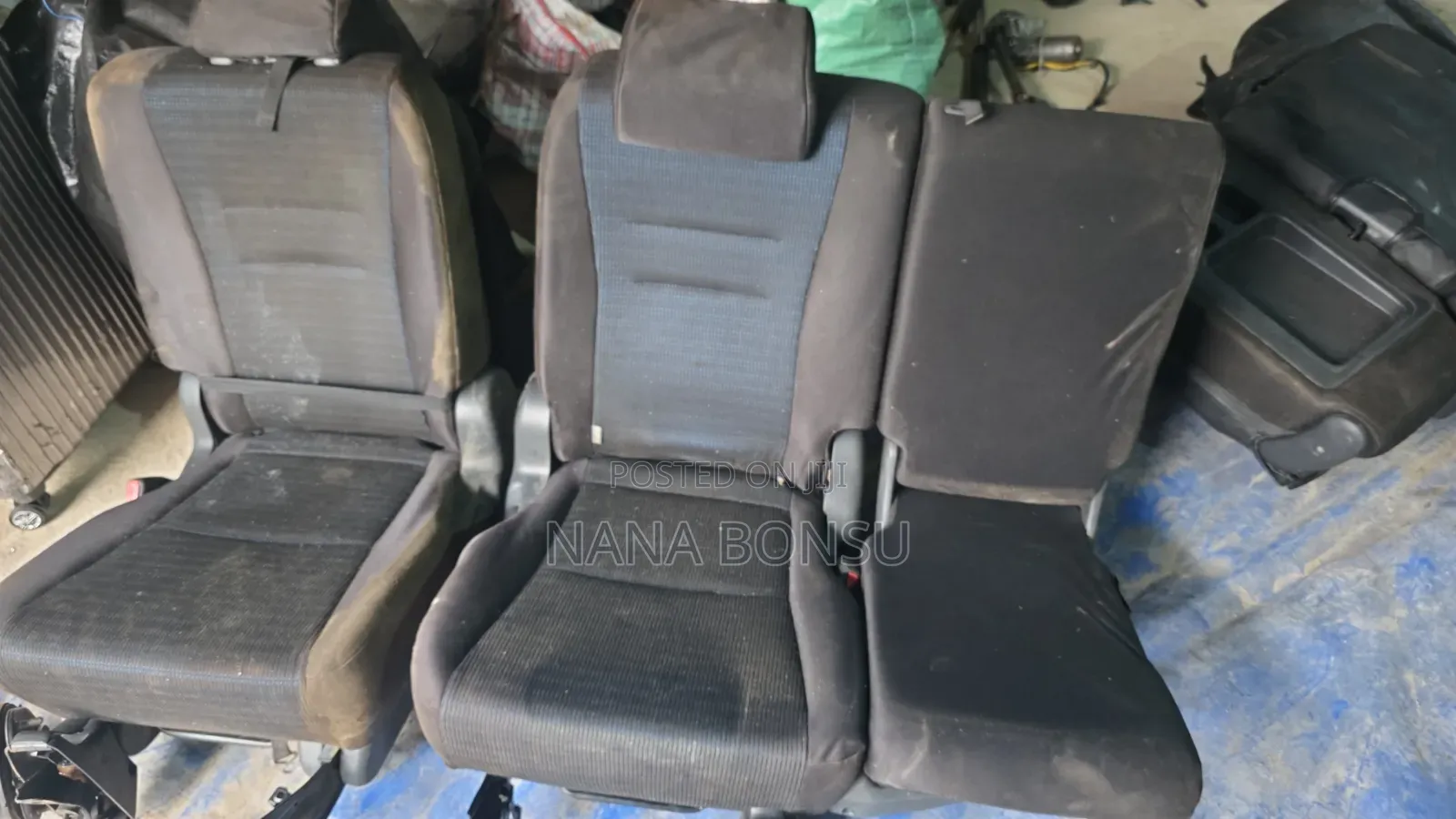 Toyota Voxy Middle Seats