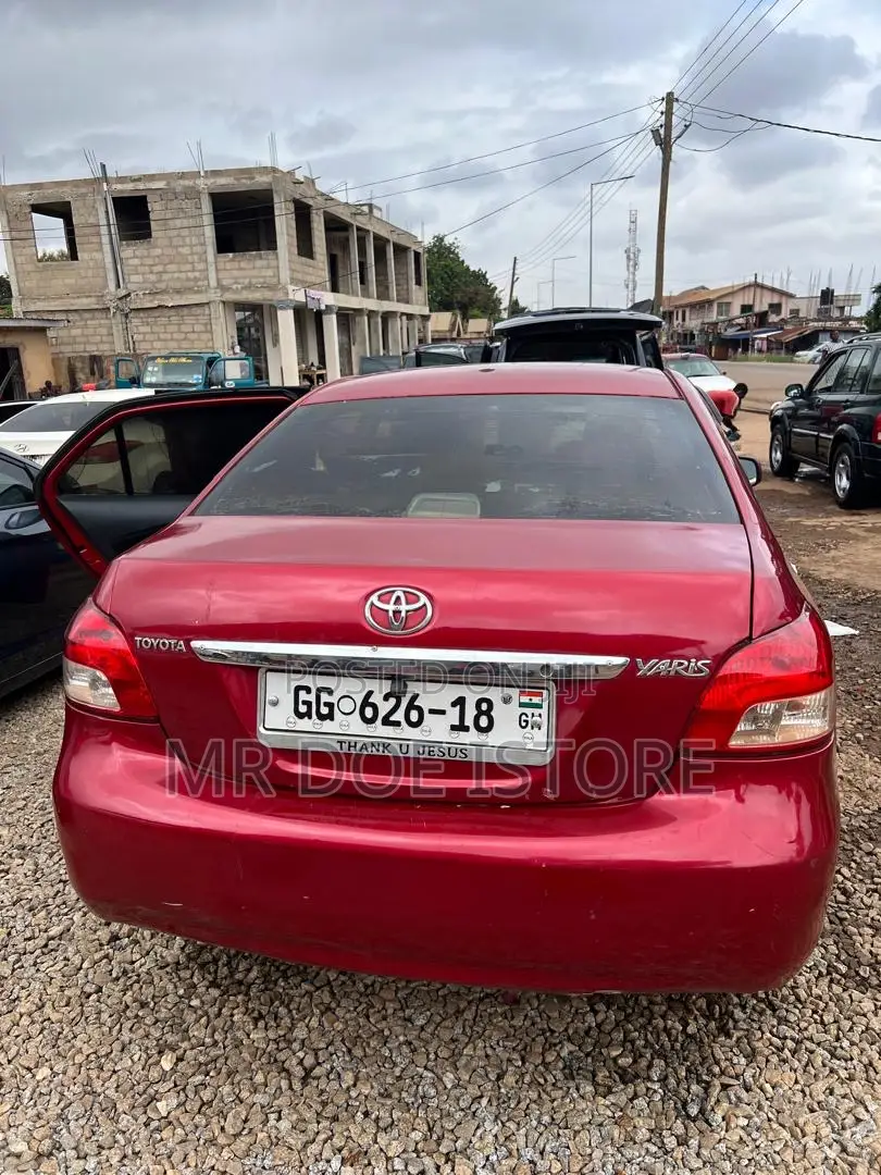 Toyota Yaris Base Sedan 4dr 2010 Red