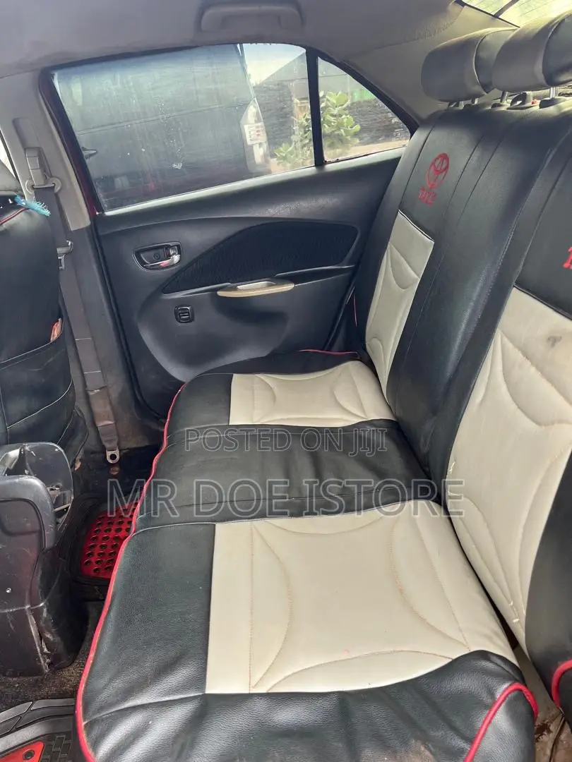 Toyota Yaris Base Sedan 4dr 2010 Red