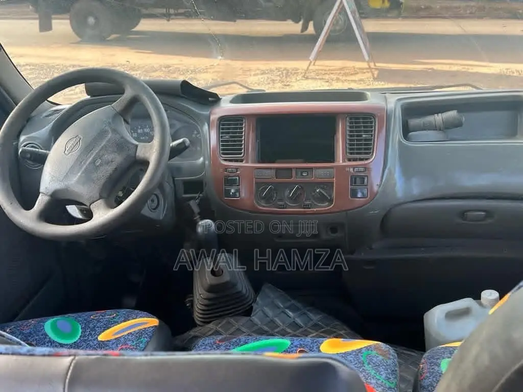 Nissan Caravan (Urvan) 2006 Silver