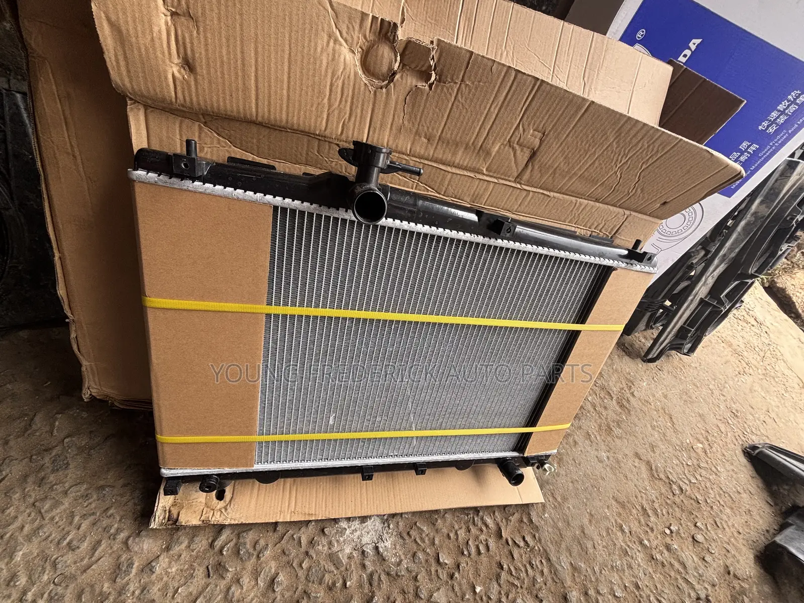 Toyota Voxy Radiator/Tank