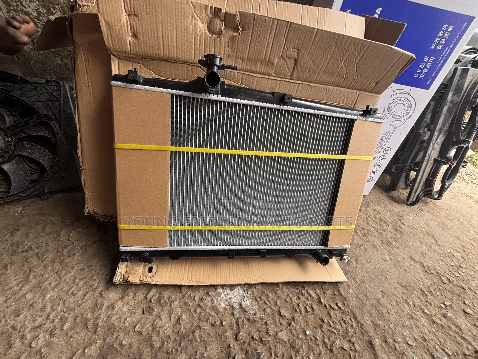 Toyota Voxy Radiator/Tank