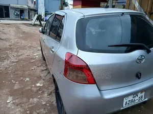 Toyota Vitz 2010 Silver