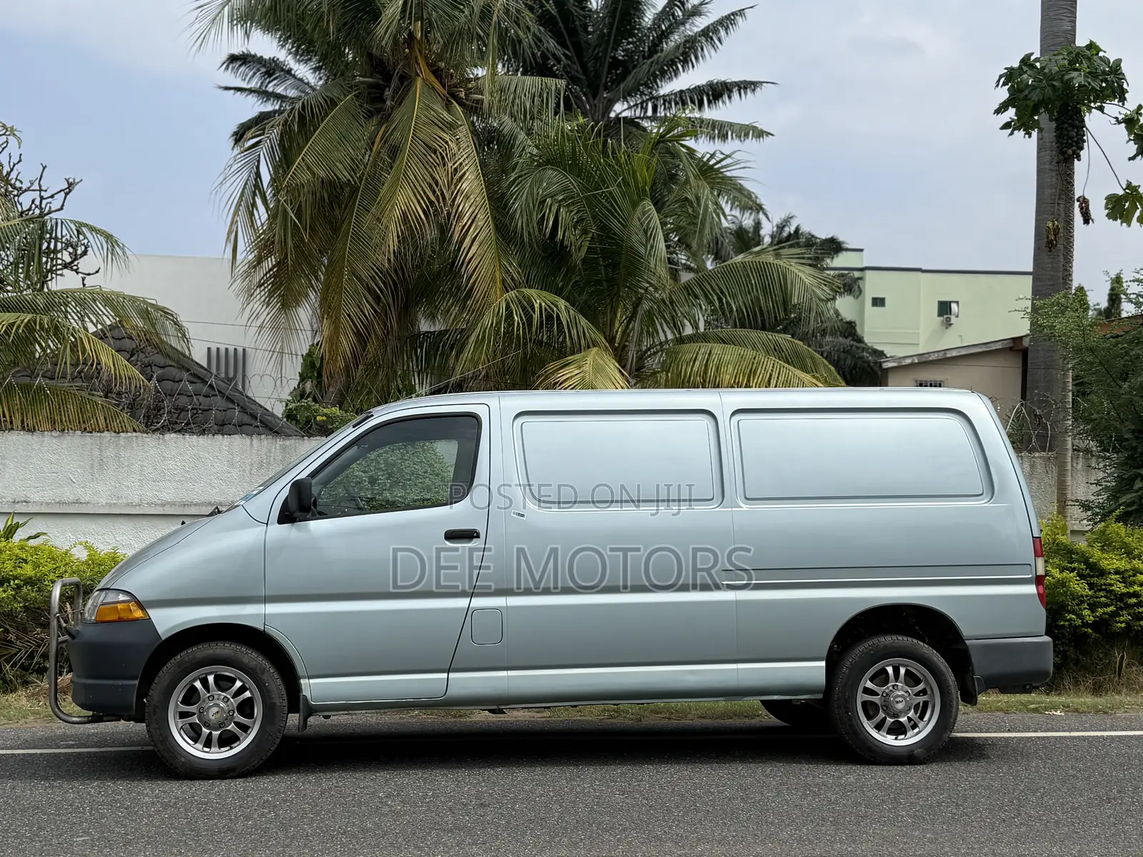Toyota HiAce 2000 Green