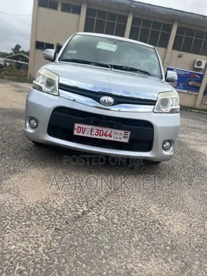 Toyota Sienta 1.5 FWD 2014 Silver