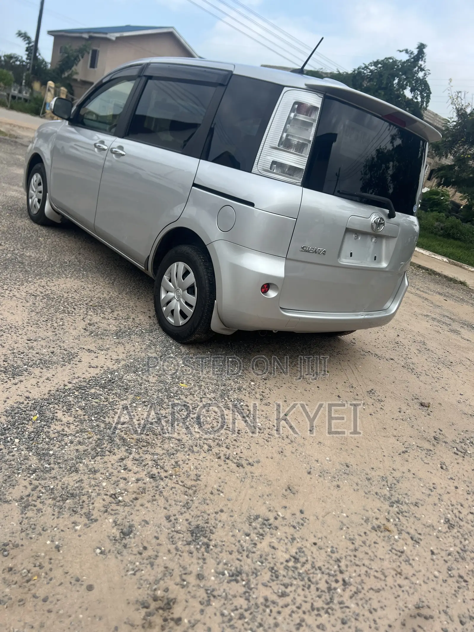 Toyota Sienta 1.5 FWD 2014 Silver