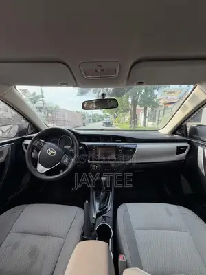 Toyota Corolla LE 4dr Sedan (1.8L 4cyl CVT) 2016 White