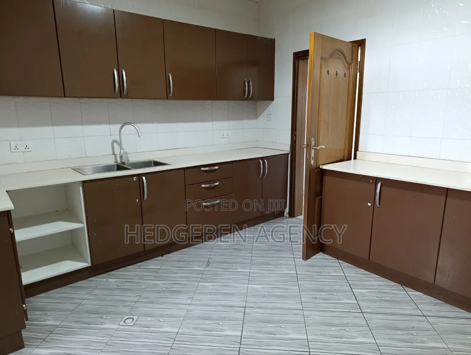 3bdrm Apartment in Adenta, Barrier for rent