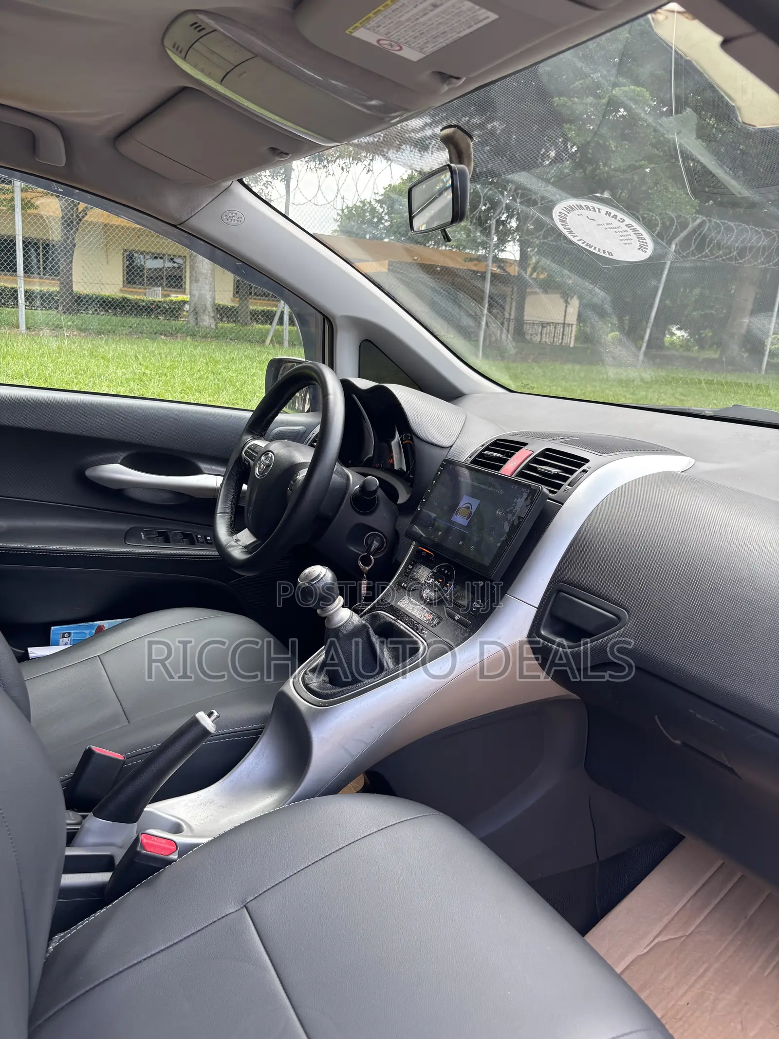 Toyota Auris XLS Sedan FWD (3.5L 6cyl 6A) 2010 Silver