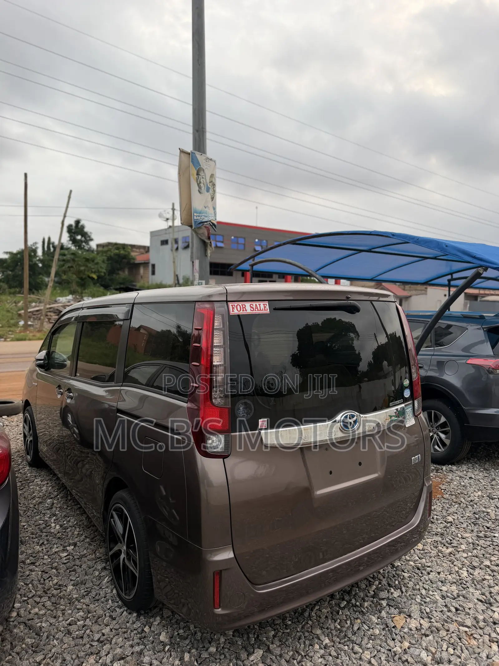 Toyota Noah 1.8 FWD Hybrid (7 seater) 2015 Brown