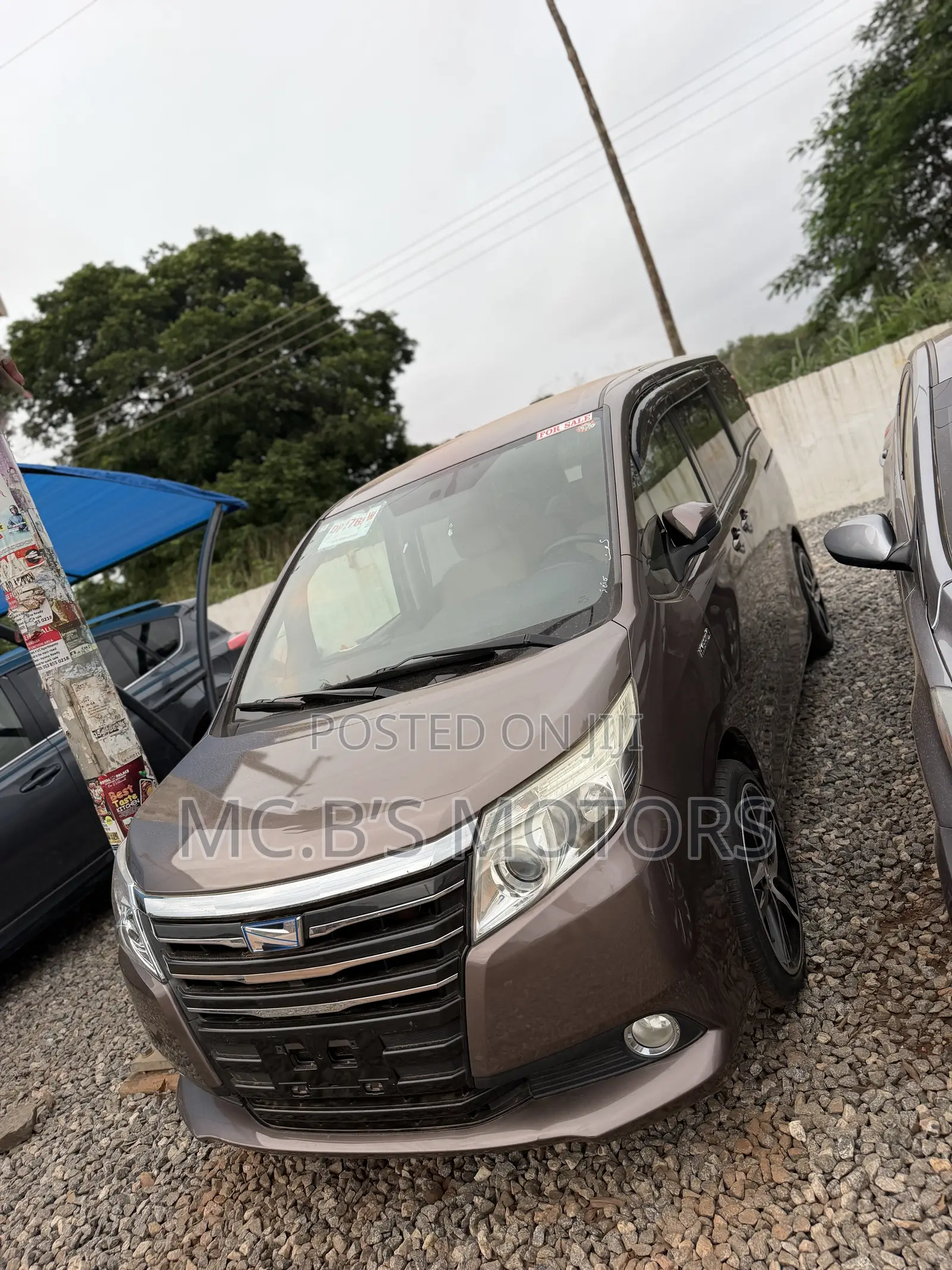 Toyota Noah 1.8 FWD Hybrid (7 seater) 2015 Brown