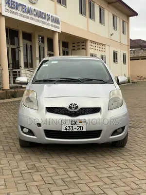 Toyota Vitz 2010 Silver