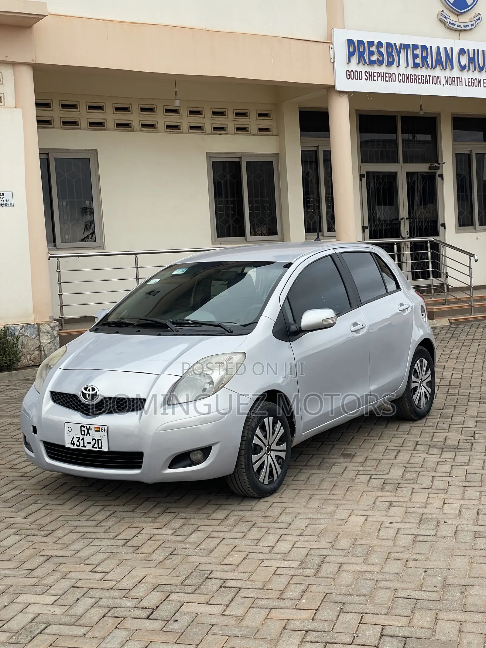 Toyota Vitz 2010 Silver