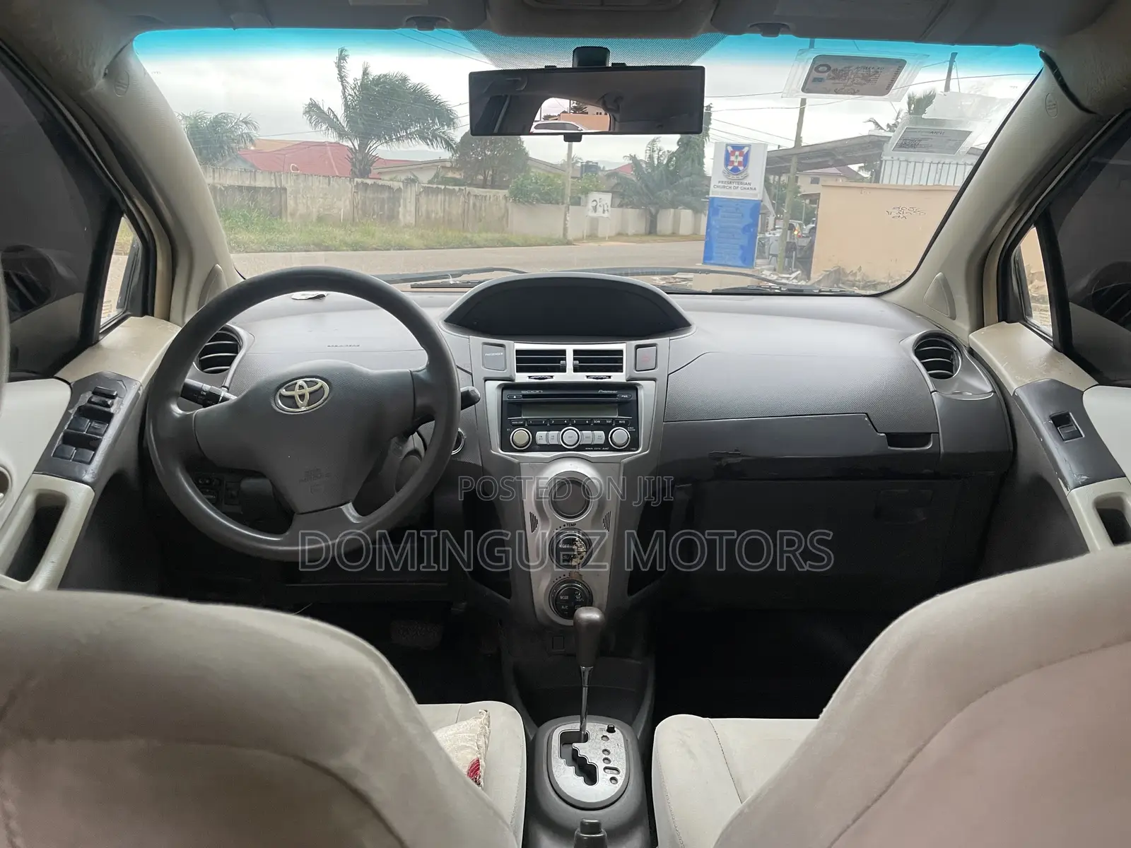 Toyota Vitz 2010 Silver