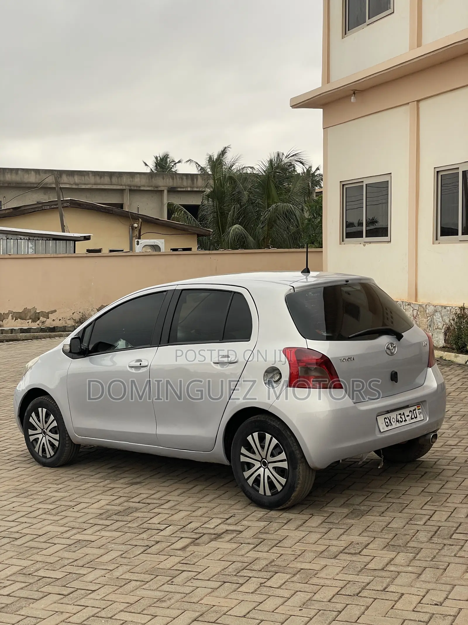 Toyota Vitz 2010 Silver
