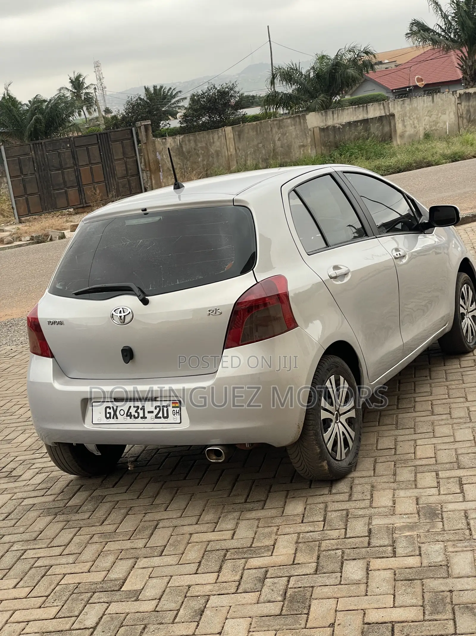 Toyota Vitz 2010 Silver