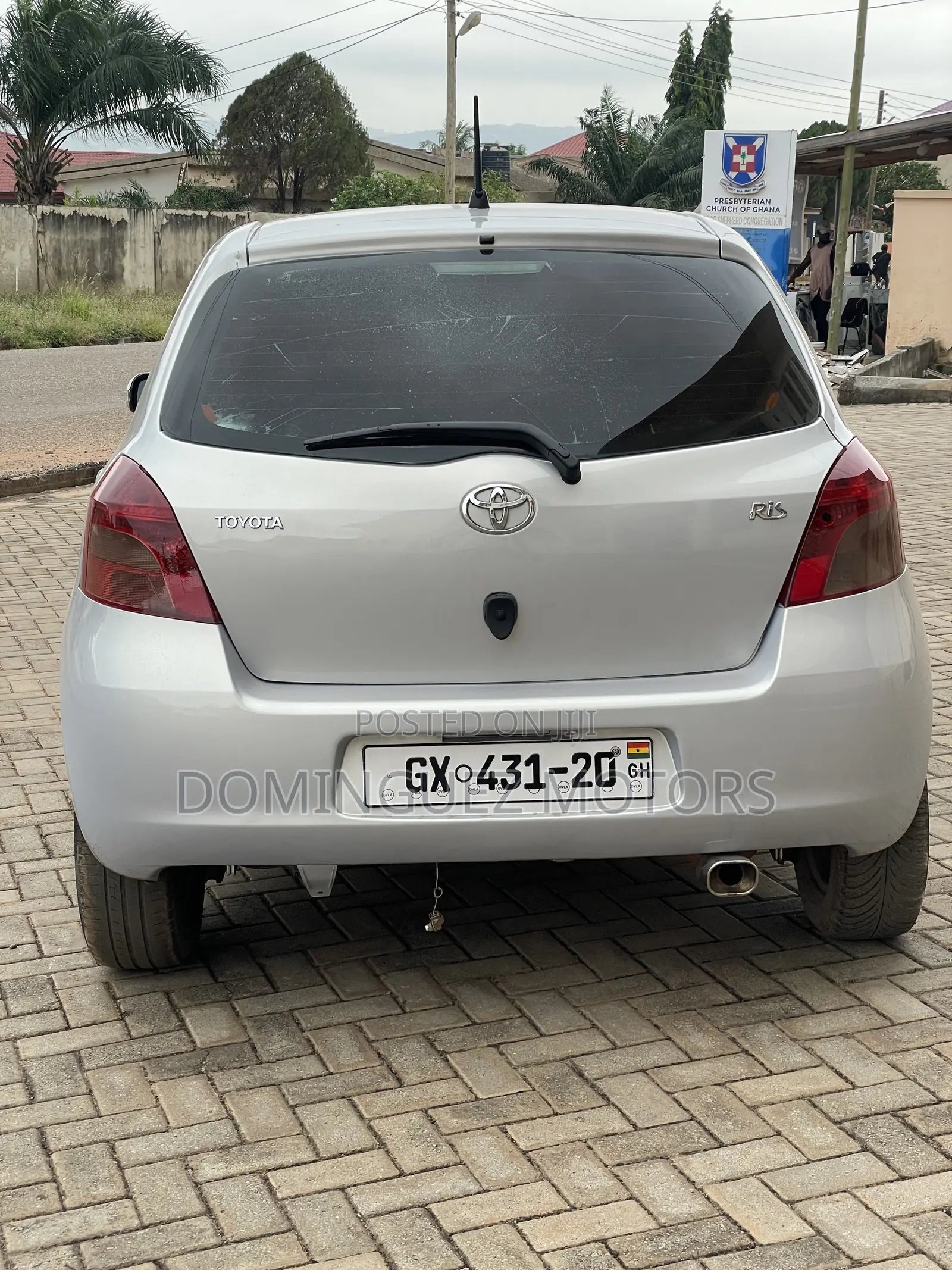 Toyota Vitz 2010 Silver