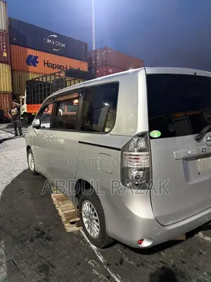Toyota Voxy X 2WD 8-Seater 2013 White