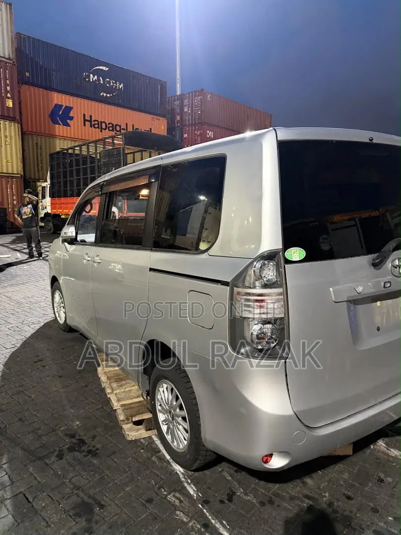 Toyota Voxy X 2WD 8-Seater 2013 White