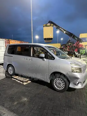 Toyota Voxy X 2WD 8-Seater 2013 White