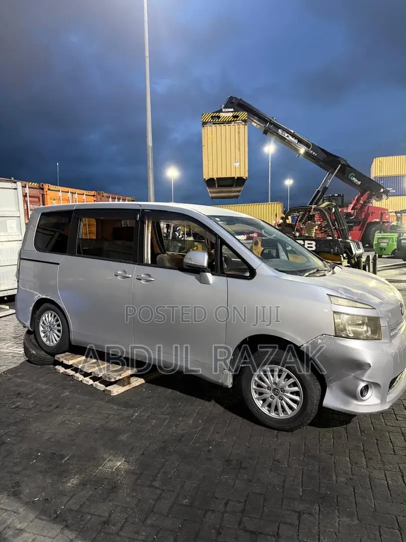 Toyota Voxy X 2WD 8-Seater 2013 White
