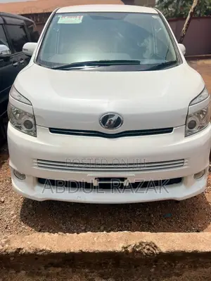 Toyota Voxy X 2WD 8-Seater 2013 White