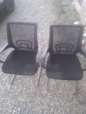 Black Mesh Visitor’S Chair