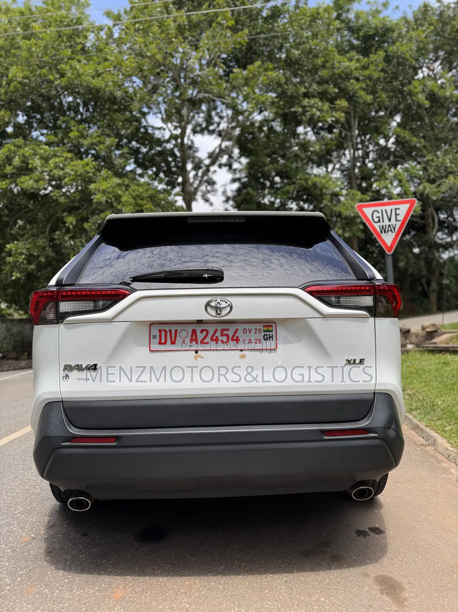 Toyota RAV4 XLE AWD 2023 White