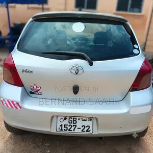 Toyota Vitz 2009 Silver