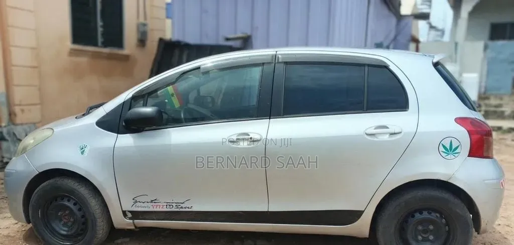 Toyota Vitz 2009 Silver