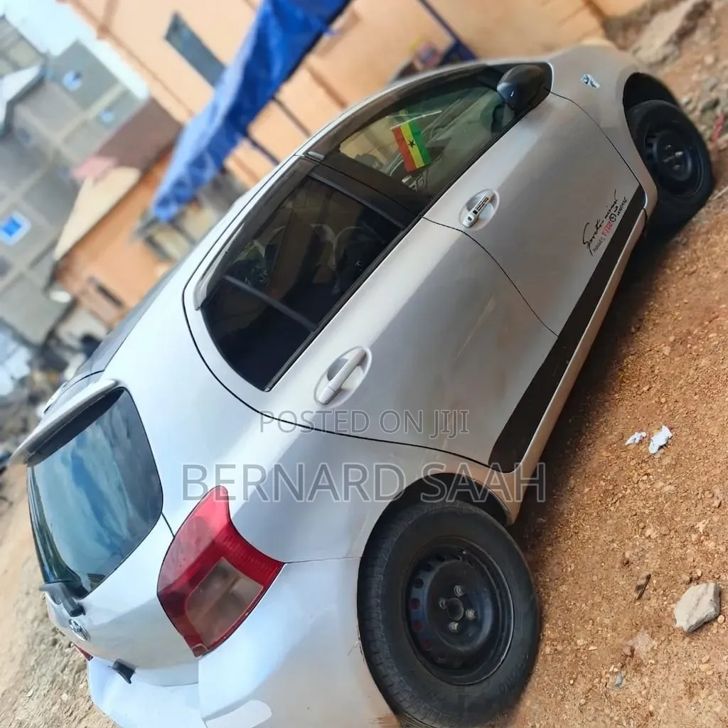 Toyota Vitz 2009 Silver