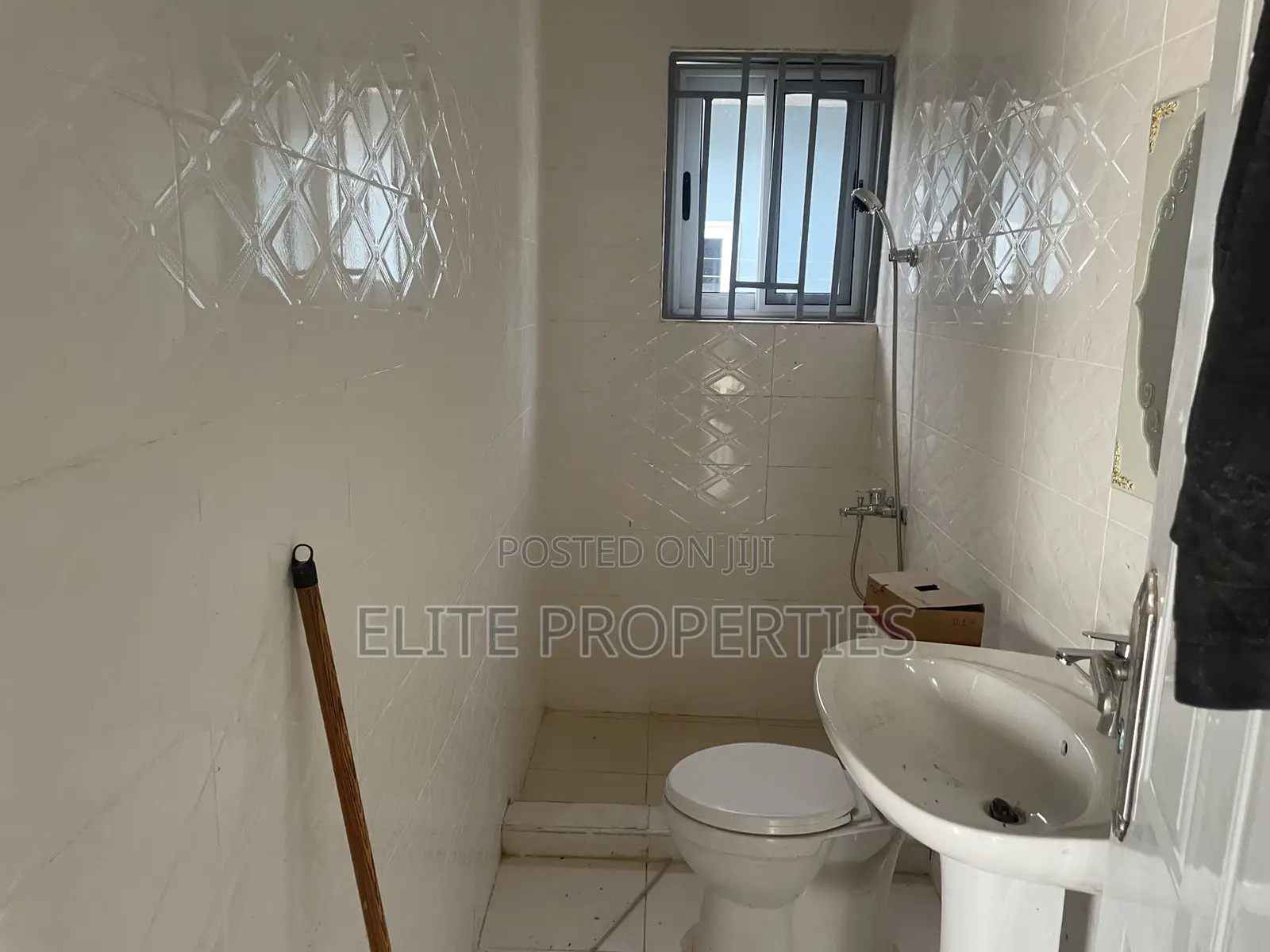 3bdrm House in Community 25 Adom for sale