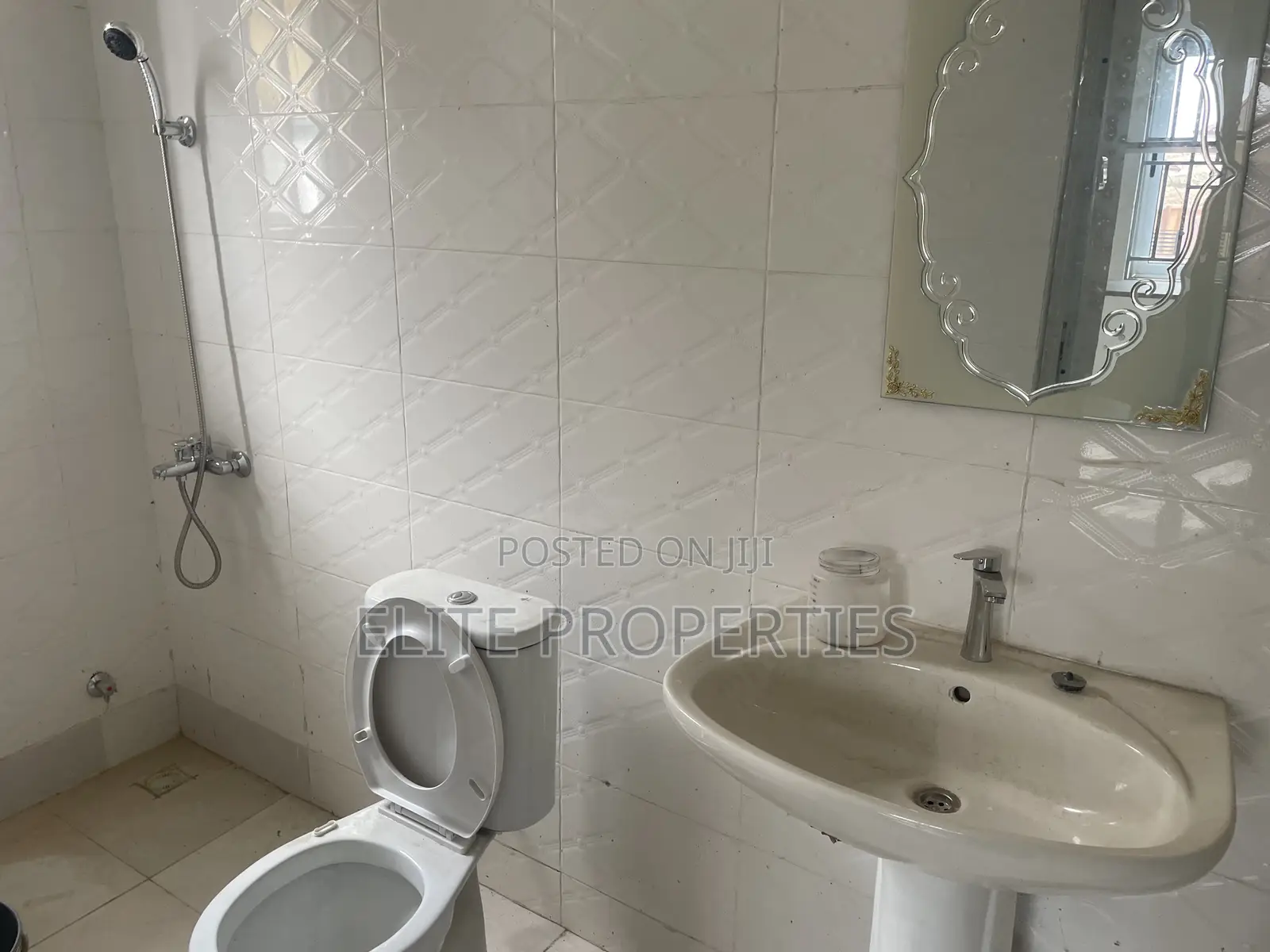 3bdrm House in Community 25 Adom for sale