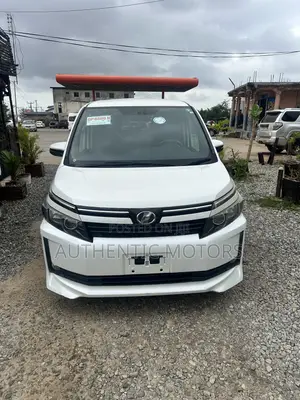 Toyota Voxy Hybrid V 2WD 7-Seater 2014 White