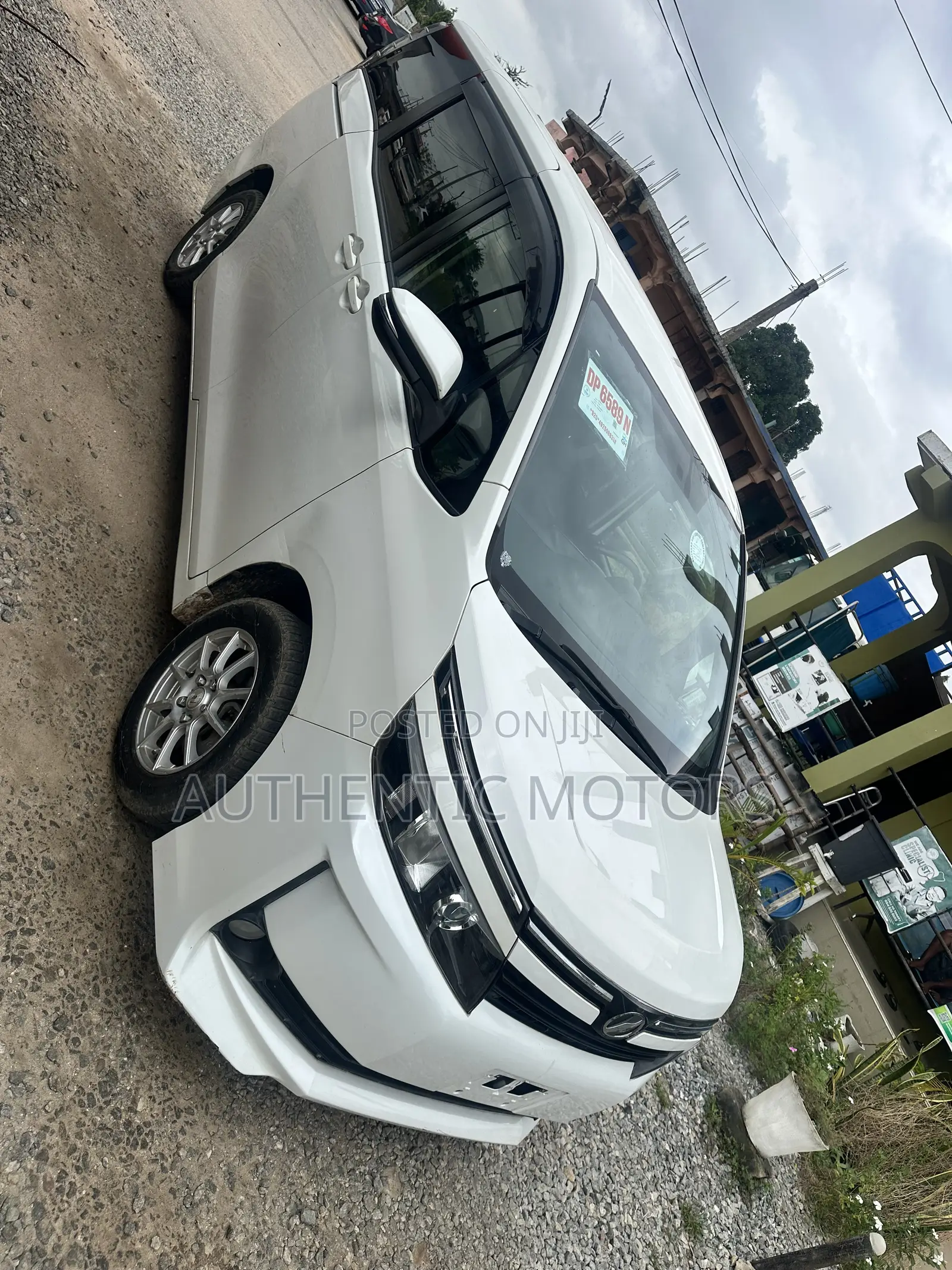 Toyota Voxy Hybrid V 2WD 7-Seater 2014 White