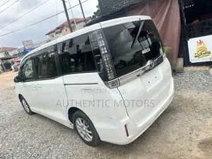 Toyota Voxy Hybrid V 2WD 7-Seater 2014 White