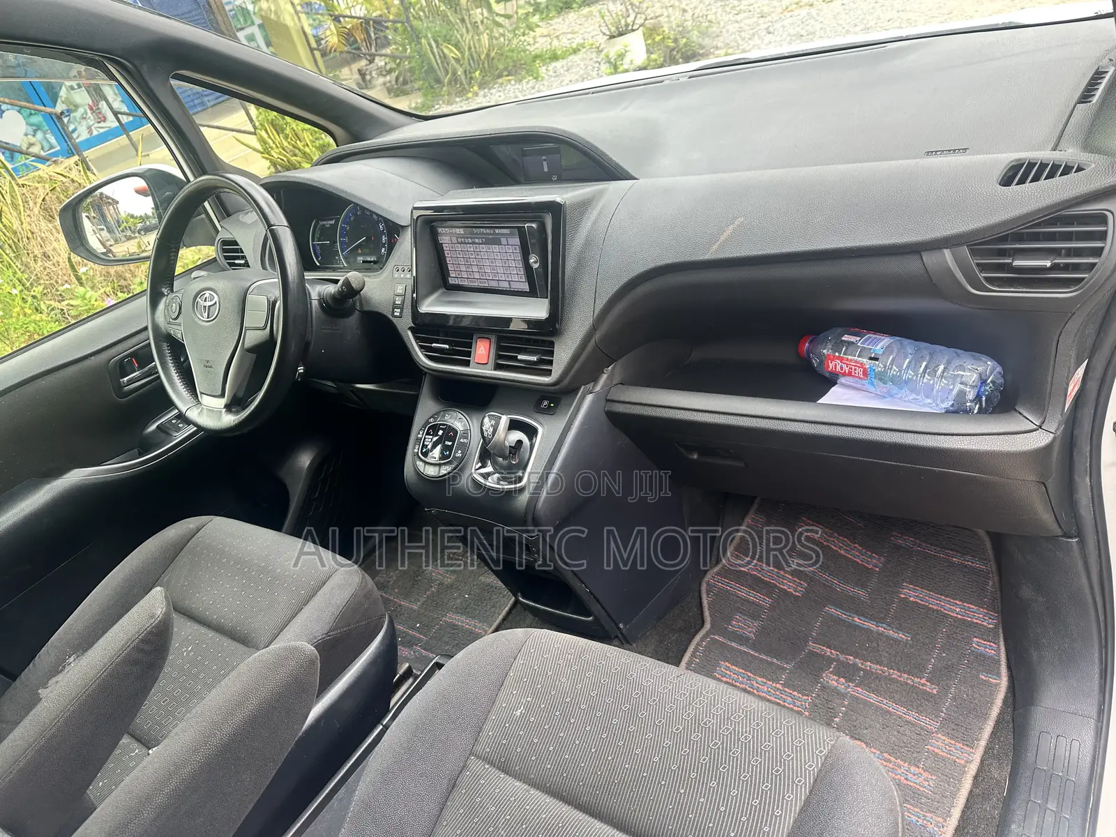 Toyota Voxy Hybrid V 2WD 7-Seater 2014 White