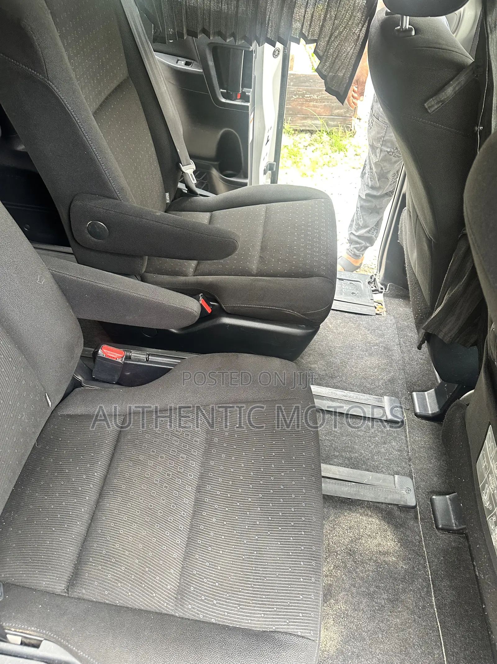 Toyota Voxy Hybrid V 2WD 7-Seater 2014 White