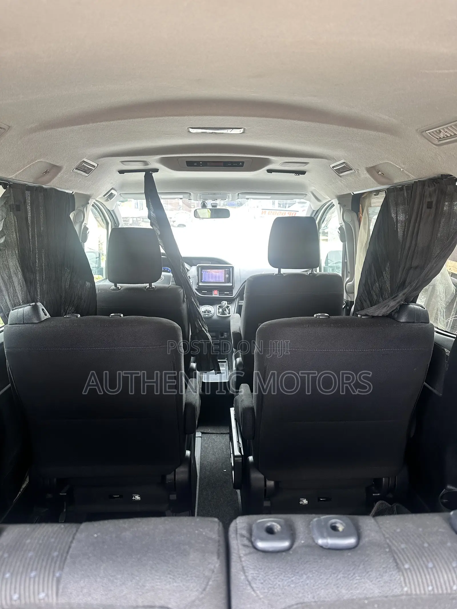 Toyota Voxy Hybrid V 2WD 7-Seater 2014 White