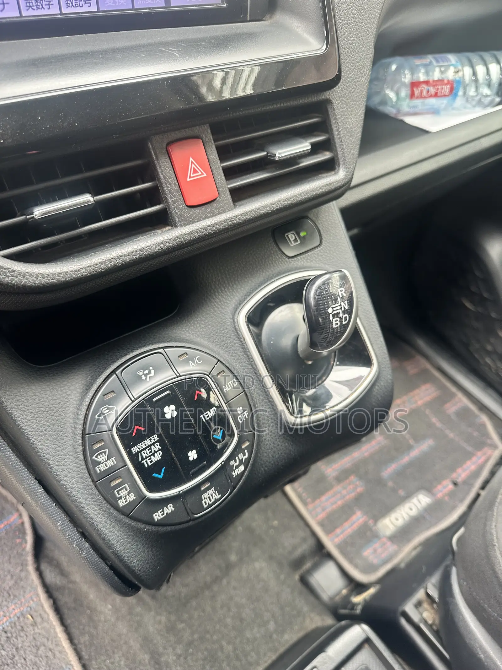Toyota Voxy Hybrid V 2WD 7-Seater 2014 White
