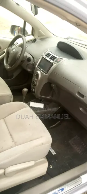 Toyota Vitz 1.3 AWD 5dr 2010 Silver