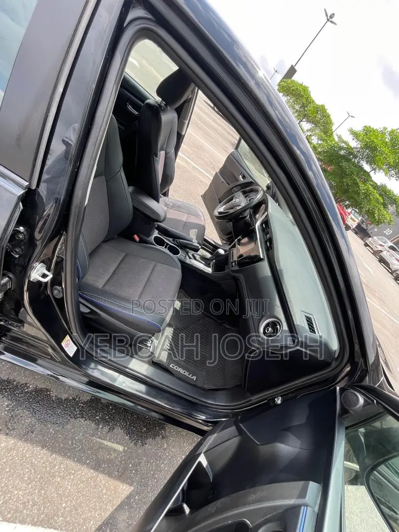 Toyota Corolla SE (1.8L 4cyl 6M) 2018 Black