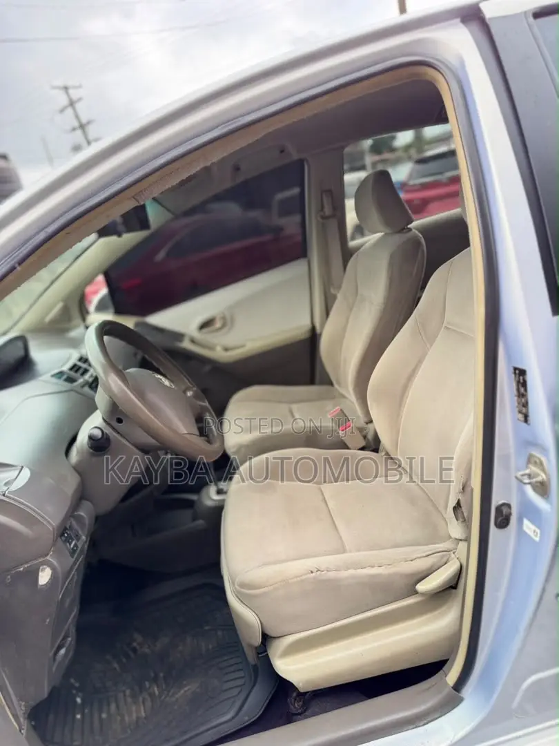 Toyota Vitz 2010 Silver