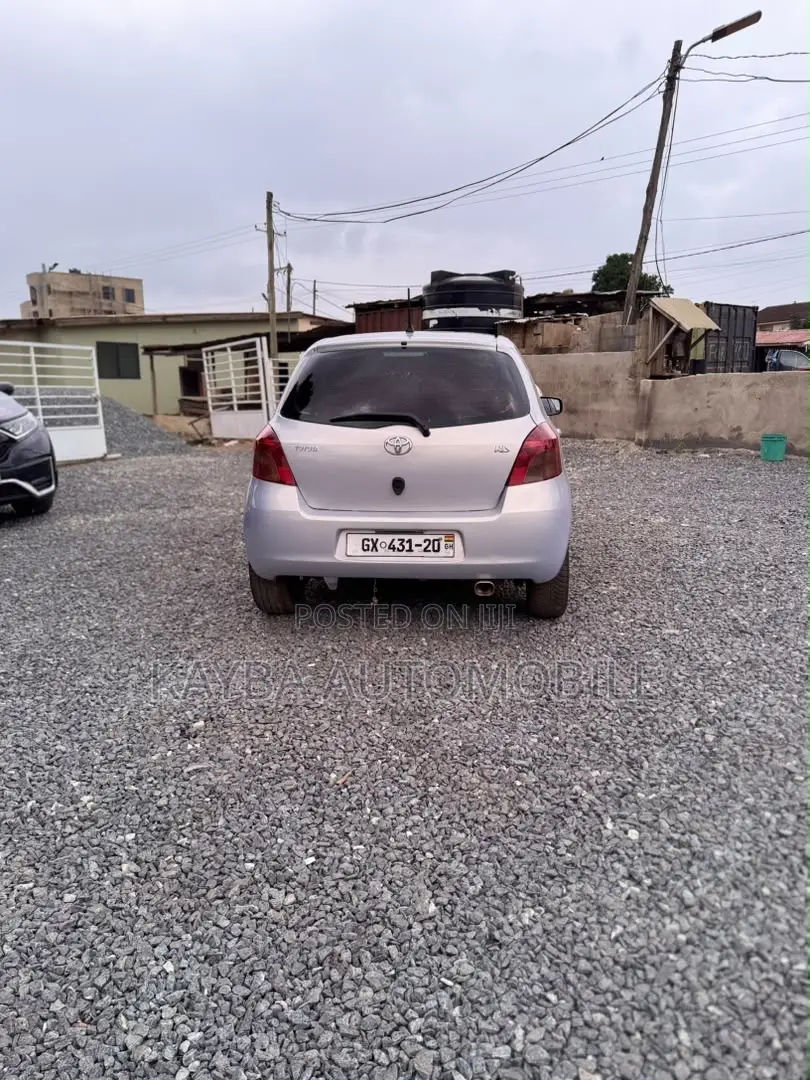 Toyota Vitz 2010 Silver