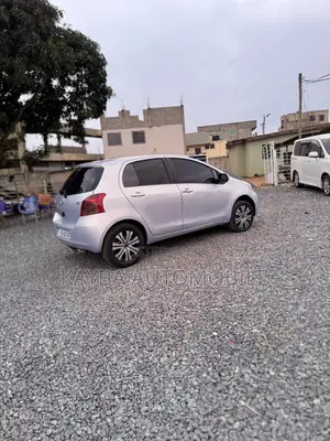 Toyota Vitz 2010 Silver