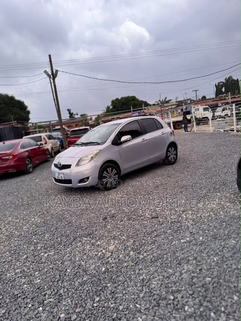 Toyota Vitz 2010 Silver