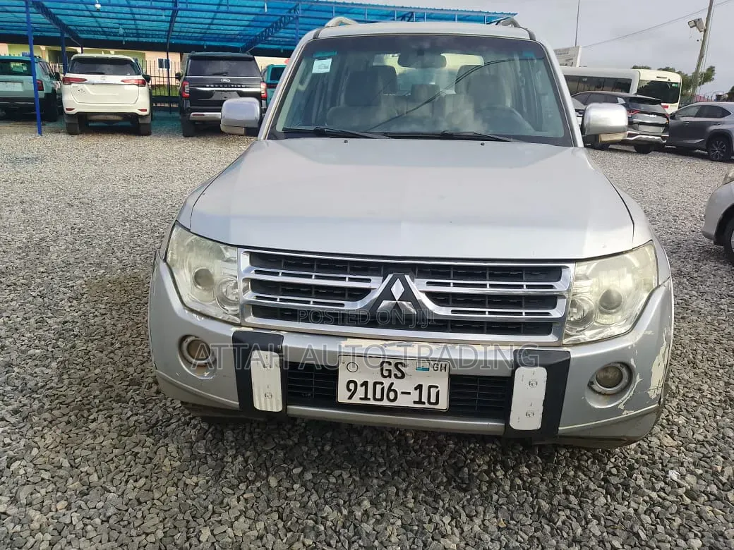 Mitsubishi Pajero 2010 Silver