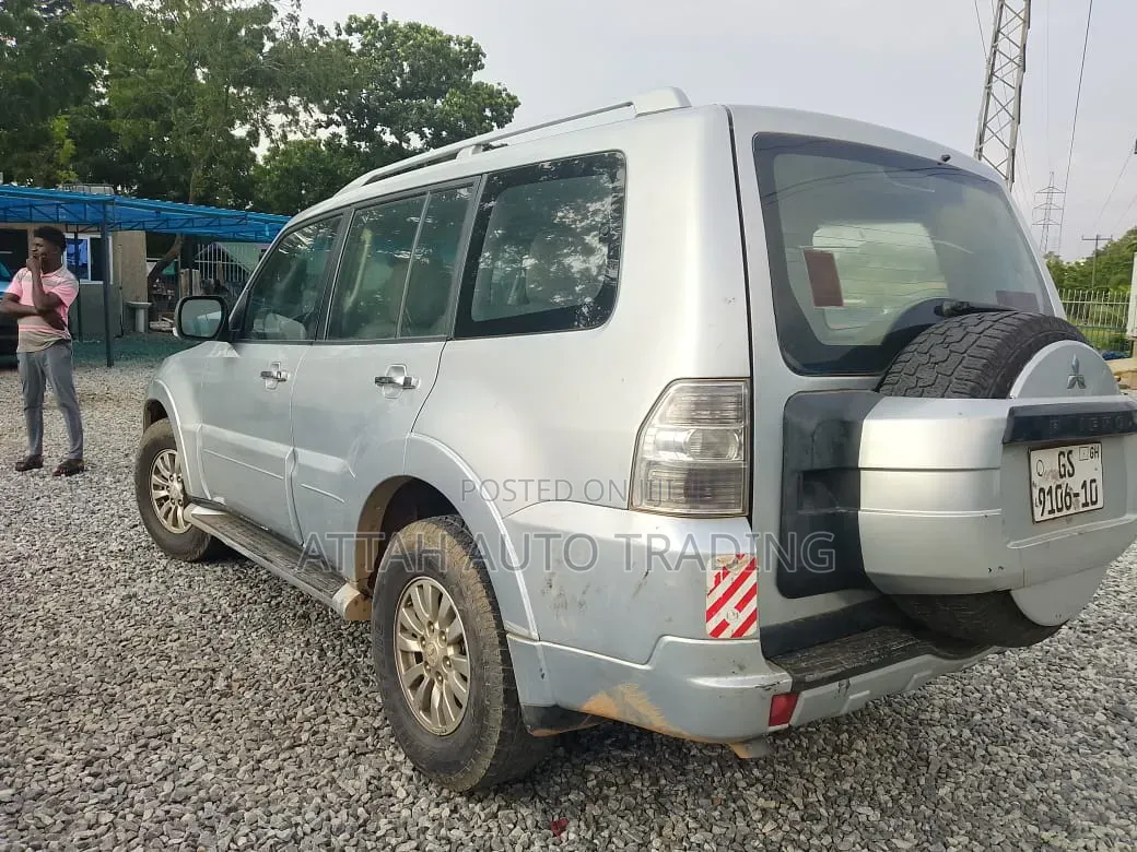 Mitsubishi Pajero 2010 Silver